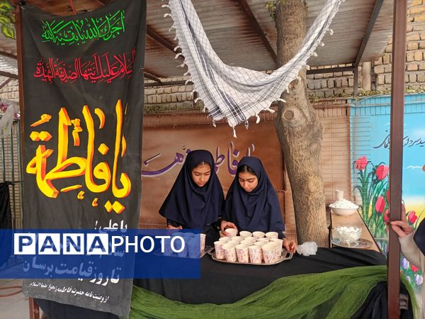 عطر فاطمی در فضای آموزش دبیرستان میرزا جعفر سروقد با برپایی ایستگاه صلواتی 