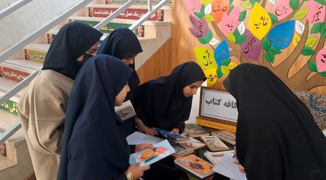 برپایی کافه‌کتاب در دبیرستان شهید خسروی زارچ به مناسبت هفته کتاب و کتاب‌خوانی