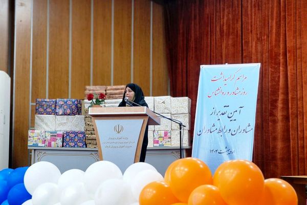 آیین تقدیر از مشاوران و رابطین مشاورین در قرچک