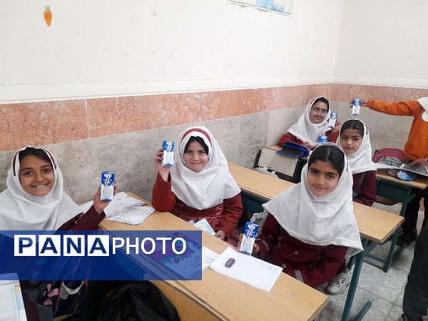 توزیع شیر رایگان در مدارس کوهنانی به منظور ارتقاء سلامت دانش‌آموزان