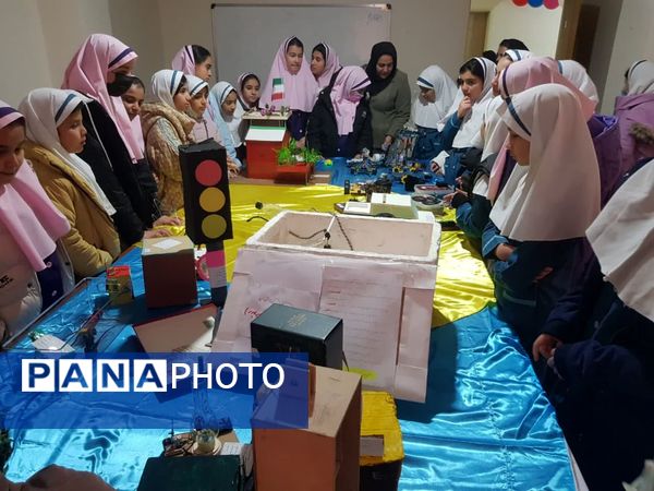 نمایشگاه آثار پژوهشی دانش آموزان رودهن