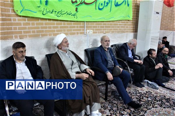استقبال نوجوانان از غرفه‌های یادواره شهدای مسجد جامع قم