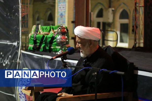 شب نهم محرم در حریم بی‌بی سکینه(س)،میزبانی از دلدادگان ابا عبدالله الحسین (ع) با نماز جماعت، نوای عزا و سفره اطعام