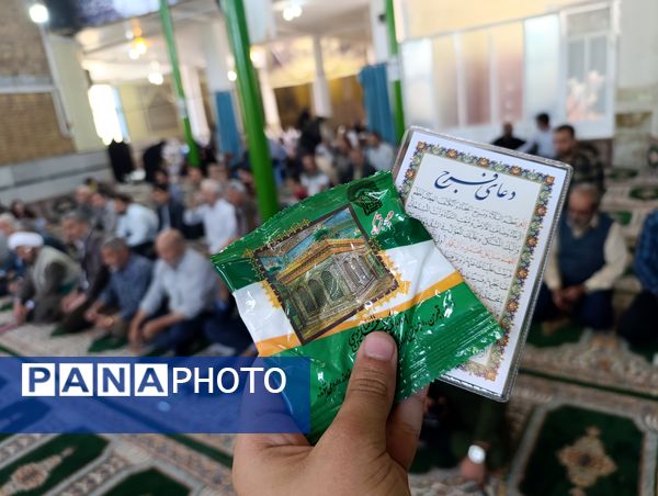 اهدای هدایای متبرک به نمازگزاران سفیددشت