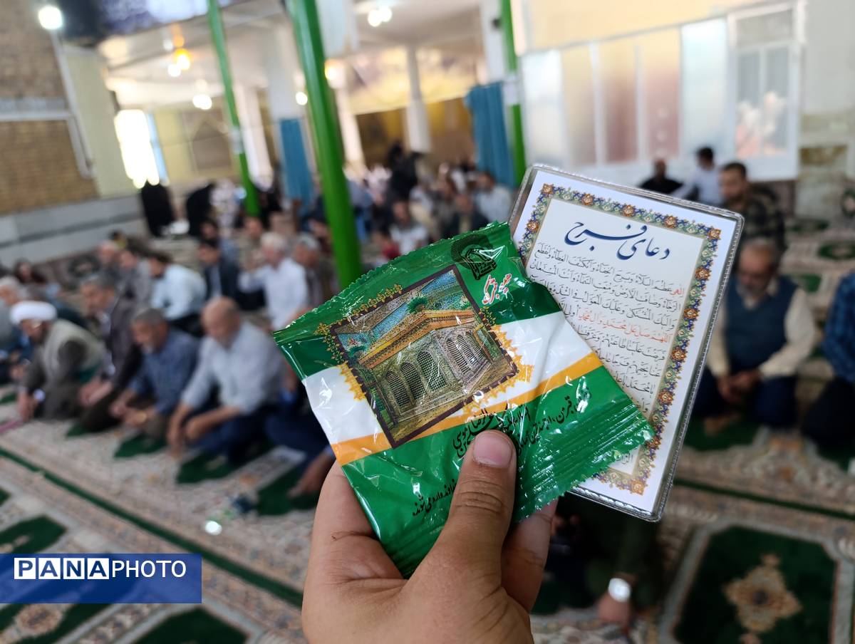 اهدای هدایای متبرک به نمازگزاران سفیددشت