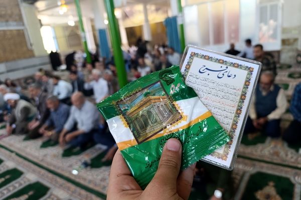 اهدای هدایای متبرک به نمازگزاران سفیددشت