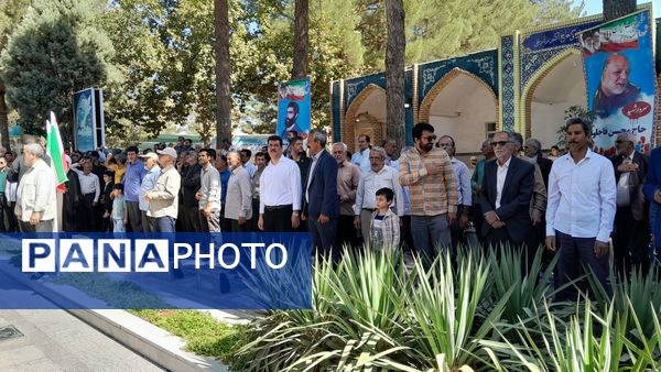 تجمع مردم ولایت مدار نیشابور در حمایت از غزه  در کنار مزار شهدا 