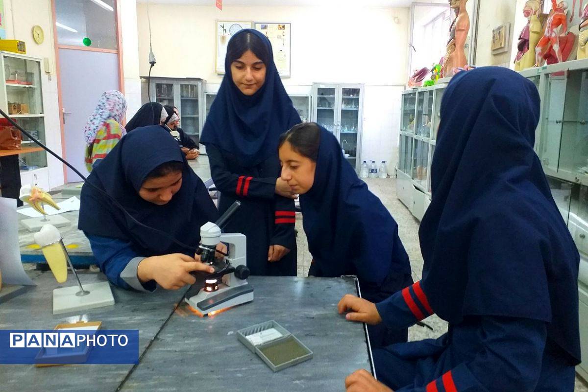 برگزاری کارگاه کار با میکروسکوپ در پژوهش‌سرای دانش‌آموزی بو‌علی سینای ملارد