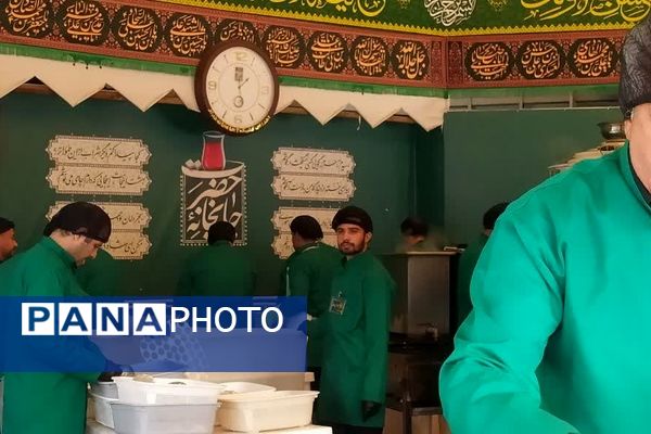 حضور خادمان اصفهانی در چایخانه امام رضا«ع» مشهد