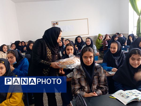 ایستگاه صلواتی دانش‌آموزان دانش‌نیا؛ تجلی ارادت به حضرت فاطمه زهرا(س)