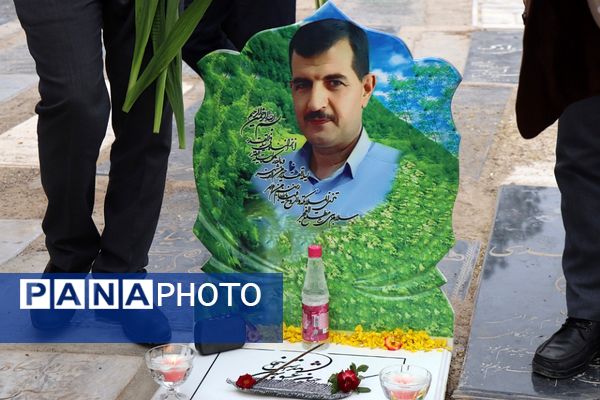 مراسم غبارروبی مزار شهدای فرهنگی در پاکدشت 
