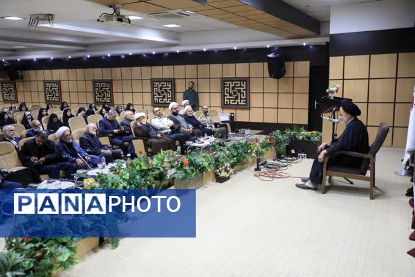 جلسه گرامیداشت و تجلیل از پدران و مادران شهدا 