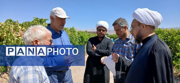 بازدید امام جمعه و رییس اداره کمیته امداد شهرستان خلیل‌آباد از کشاورزان 