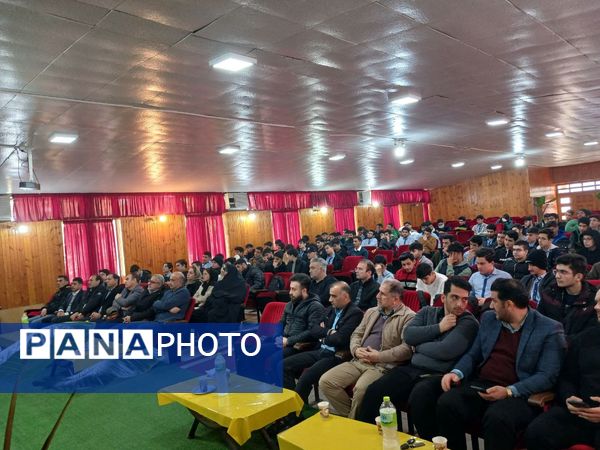 مراسم تقدیر از نفرات برتر دبیرستان نمونه‌ شهدای‌ سلمانشهر عباس‌آباد