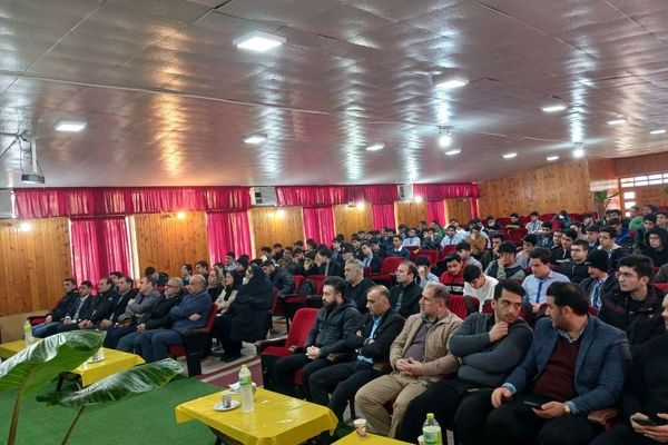 مراسم تقدیر از نفرات برتر دبیرستان نمونه‌ شهدای‌ سلمانشهر عباس‌آباد