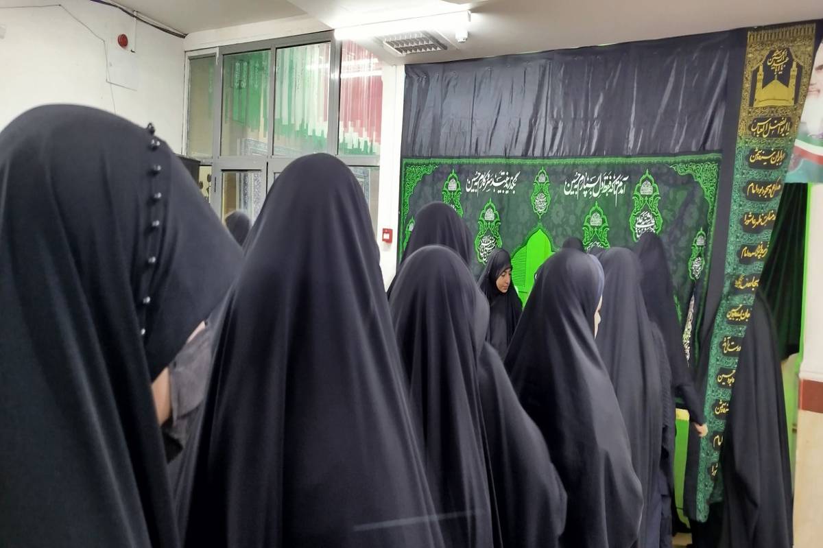موکب ایام فاطمیه در مدرسه شهید مطهری خرم آباد؛جلوه ای از همدلی کلاس ها