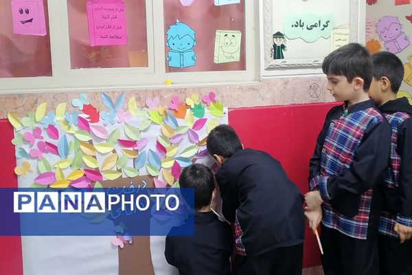 ایجاد غرفه‌های کتاب توسط دانش‌آموزان به مناسبت هفته کتاب و کتابخوانی در ناحیه دو شهرری 