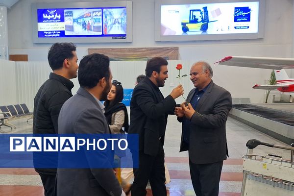 استقبال از زائران حرم امام رئوف در فرودگاه شیراز