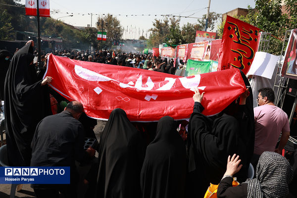 موکب «عشاق‌الحسین» سازمان دانش آموزی در راهپیمایی خانوادگی جاماندگان اربعین حسینی - تهران