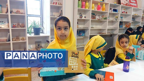 دوستی دانش‌آموزان با کتاب به‌مناسبت هفته‌ کتاب‌ و‌ کتابخانی