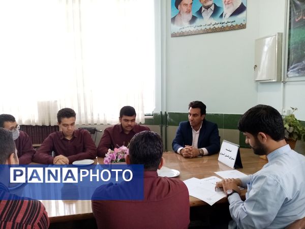 اولین نشست شورای دانش‌آموزی دبیرستان نمونه آیت الله خامنه‌ای کاشمر 