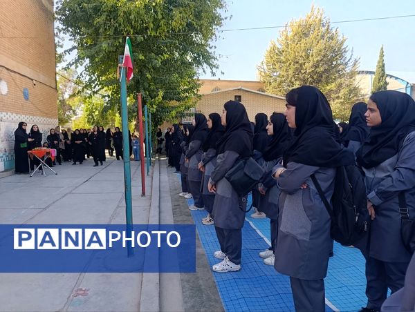 زنگ آغاز سال تحصیلی در مدرسه عشایری خدیجه کبری ناحیه 2 خرم‌آباد به صدا درآمد