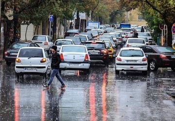 ترافیک پر حجم در بزرگراه‌های تهران همزمان با بارش باران