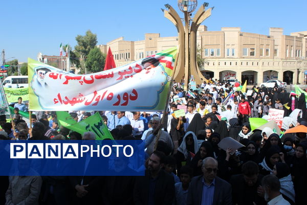 راهپیمایی روز دانش‌آموز در شهرستان بم