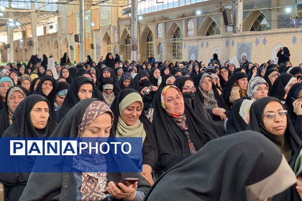 «ضیافت نور» دیدار رمضانی جمعی از بانوان شیراز ، با نماینده ولی فقیه در فارس