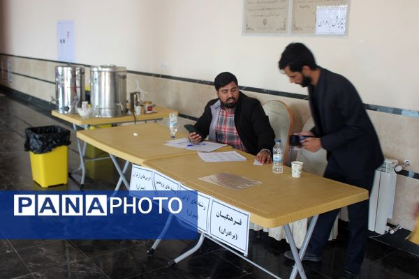 تقدیر از دانش‌آموزان و فرهنگیان برگزیده مسابقات قرآنی در استان قم