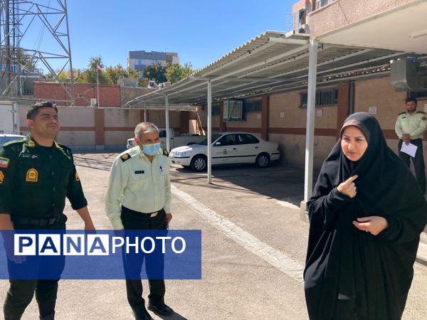 بازدید دانش‌آموزان دبیرستان سمیه از کلانتری ۱۱ بجنورد به مناسبت هفته نیروی انتظامی 
