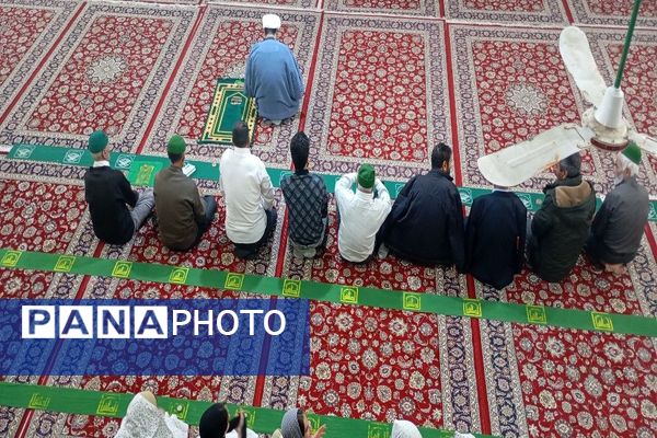 اقامه نماز جماعت باحضور معتکفین در مسجد جامع شهر بار نیشابور 