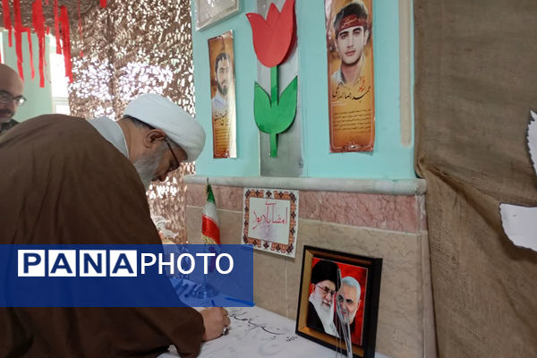 جلوه‌هایی از انس و ارادت دختران دانش‌آموز مدرسه انقلاب اسلامی۲ قم به شهیدان