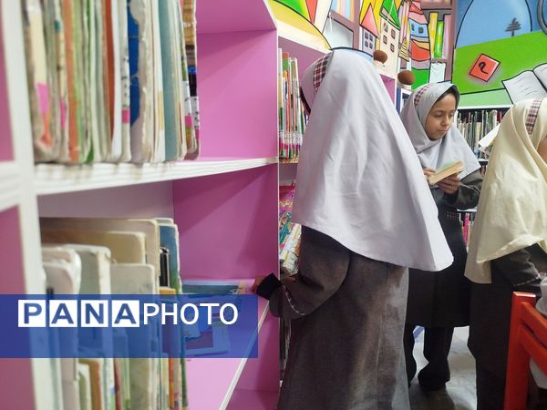 بازدید دانش‌آموزان دبستان شهید نجفی فدافن از کتابخانه فدک
