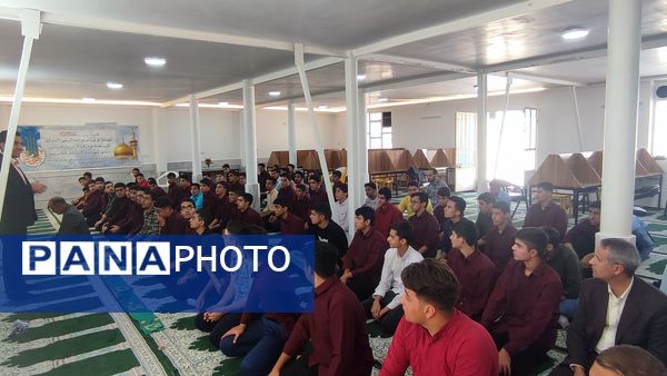 نواخته شدن زنگ نماز در دبیرستان نمونه آیت الله خامنه‌ای کاشمر 