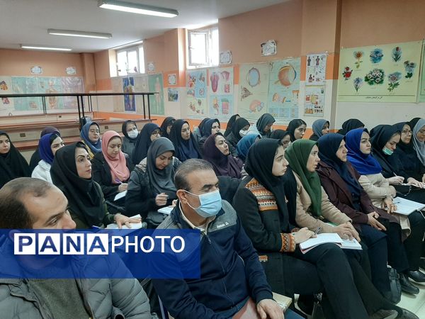 تجربه‌های نوین برای آموزگاران در کارگاه علوم و آزمایشگاه 