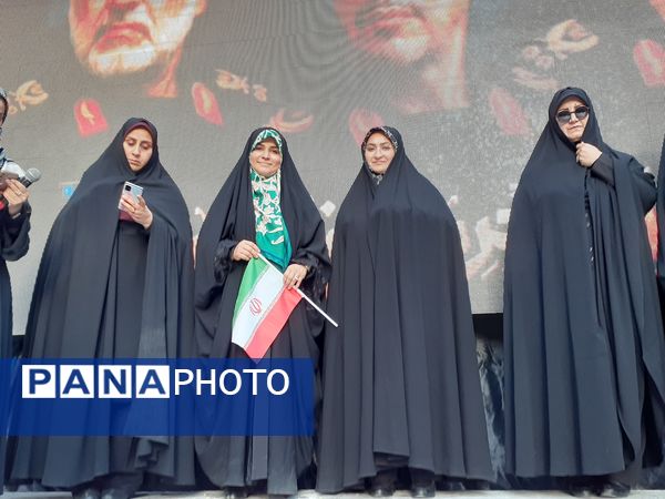 جلوه‌هایی از اجتماع مردم بجنورد در تجلیل از بانوی شجاع رسانه ملی