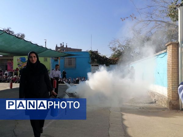 آموزش اطفاء حریق در مدرسه ناهید نخودی