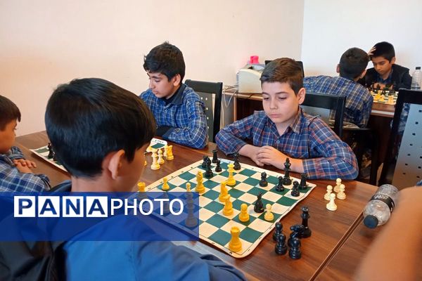 رقابت اندیشه‌ها در پیشوا؛ برگزاری مسابقات شطرنج دانش‌آموزی با حضور مسئولان