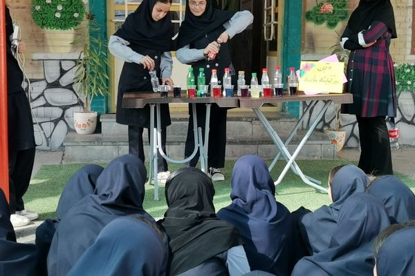 بزرگداشت روز آزمایشگاه در دبیرستان یغمای نیشابوری 