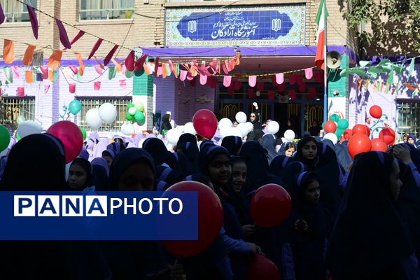 جشن میلاد حضرت زینب(س) با حضور مادر پرستار در دبستان علویان بهارستاندو