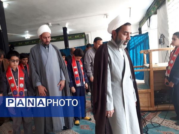 نماز پدر پسری در مدرسه دکتر توسلی