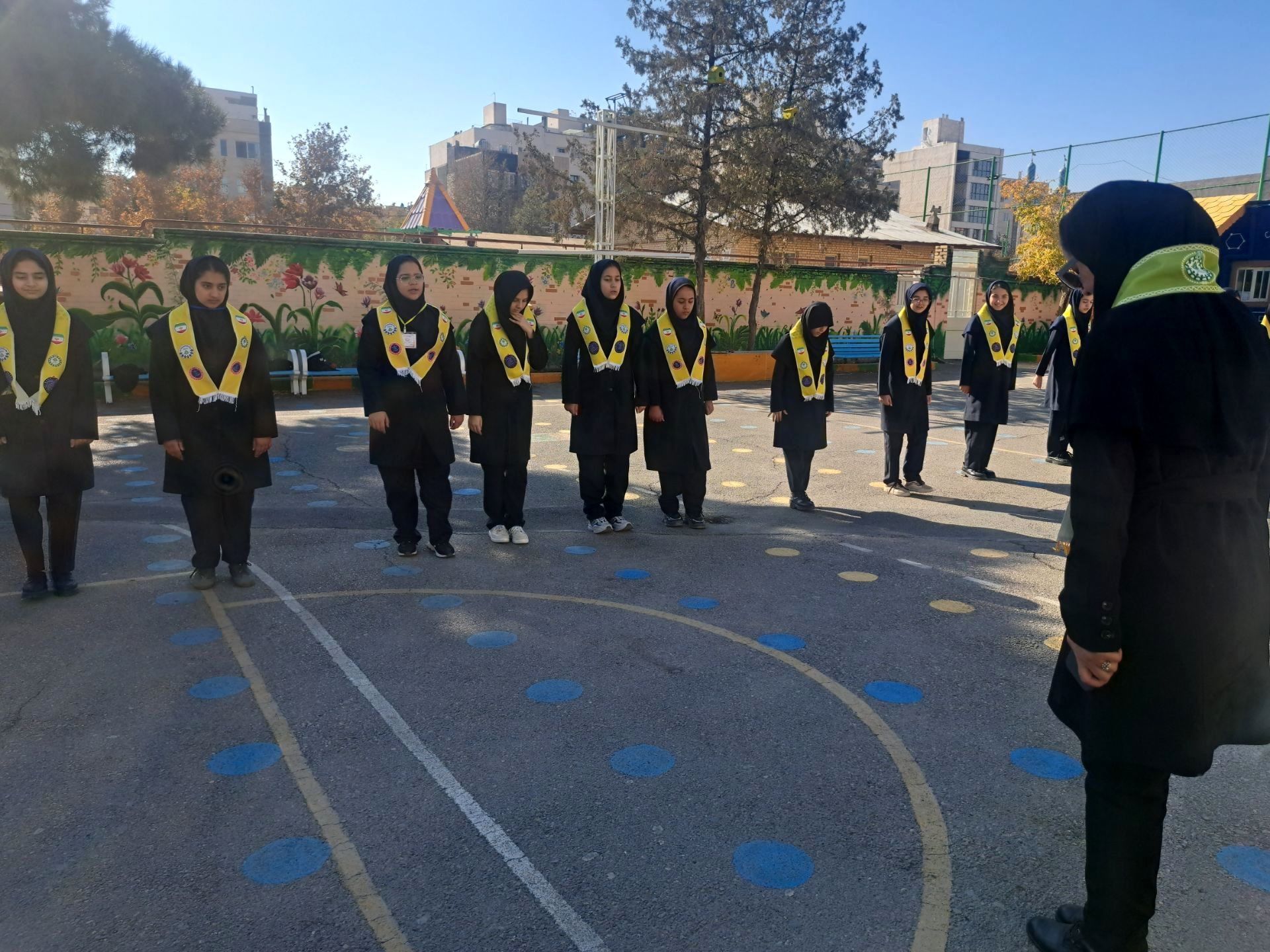 آموزش دوره پیشتازان در دبیرستان دخترانه علی افشار‌نژاد