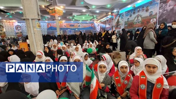 دانش آموزان دبستان بی بی کیا در راهپیمایی ۱۳ آبان