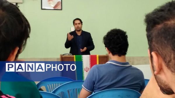 جلسه‌ مشاوره‌ای و توجیهی کنکور در دبیرستان معلم ساوجبلاغ