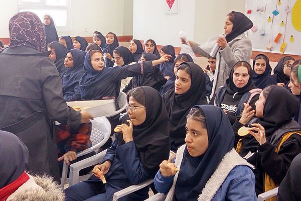 برگزاری جشن یلدا با حضور مسئولان و همکاران در مدرسه ایران و هنرستان کریمی شیرازیها