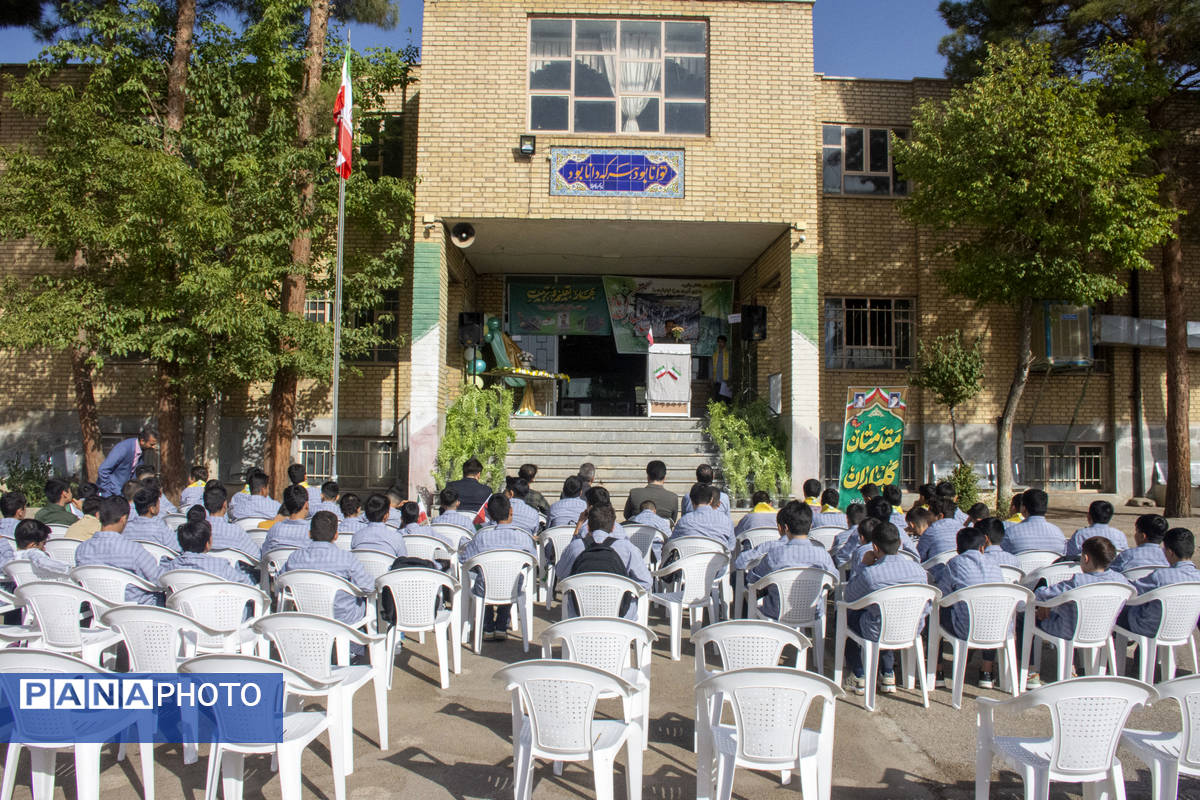 جوانههای محلاتی ورود به دوره متوسطه را با جشن جوانهها آغاز کردند