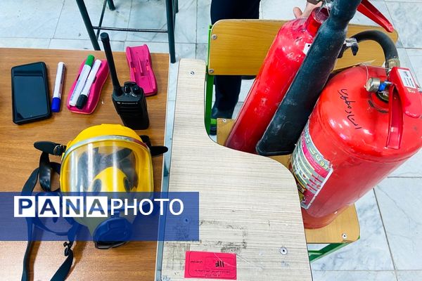  آماده‌سازی مانور زلزله با آموزش آتش‌نشان‌ها در مدرسه نمونه‌دولتی شهید مطهری رباط‌کریم