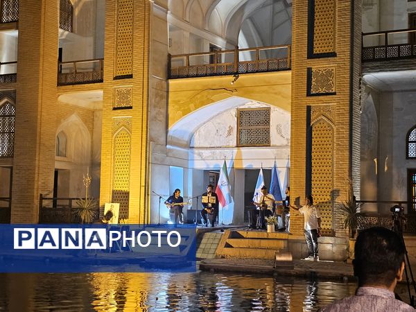 شب حماسه و اندیشه در جهان باغ تاریخی فین کاشان 
