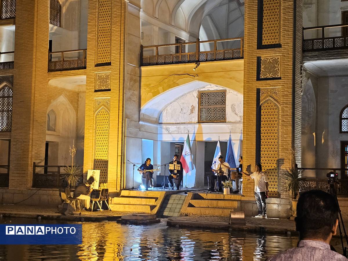 شب حماسه و اندیشه در جهان باغ تاریخی فین کاشان